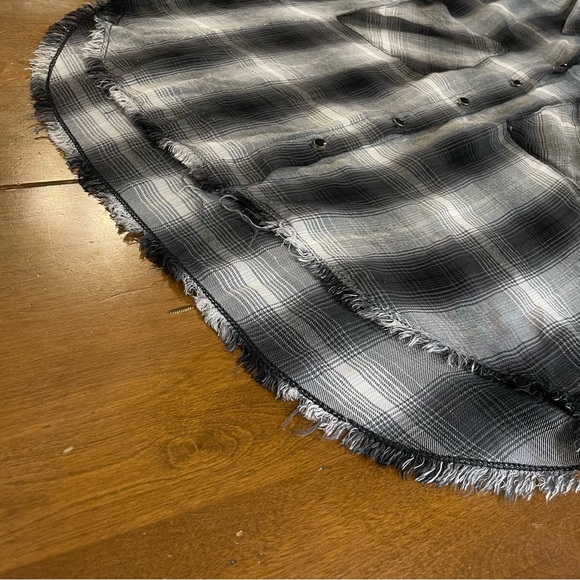 Cloth & Stone Black Gray Plaid Frayed Hem Button Down Shirt Size Small - Picture 11 of 11